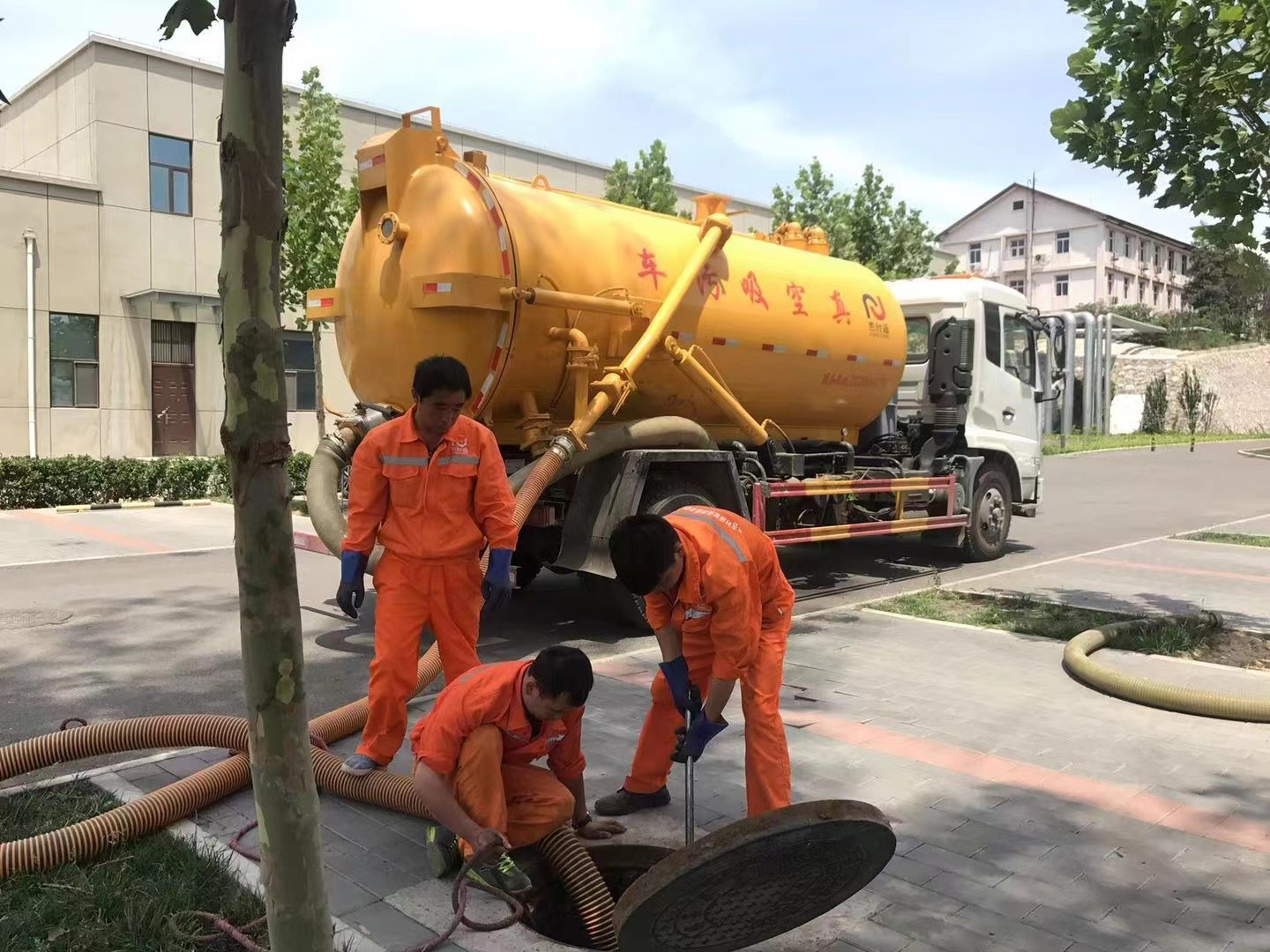 新城镇化粪池清理与5-8吨吸粪车施工效率分析